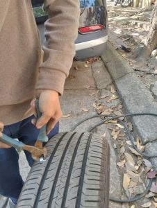 Dịch vụ vá lốp ô tô Đông Anh là lựa chọn hàng đầu cho những ai cần tiện lợi và nhanh chóng