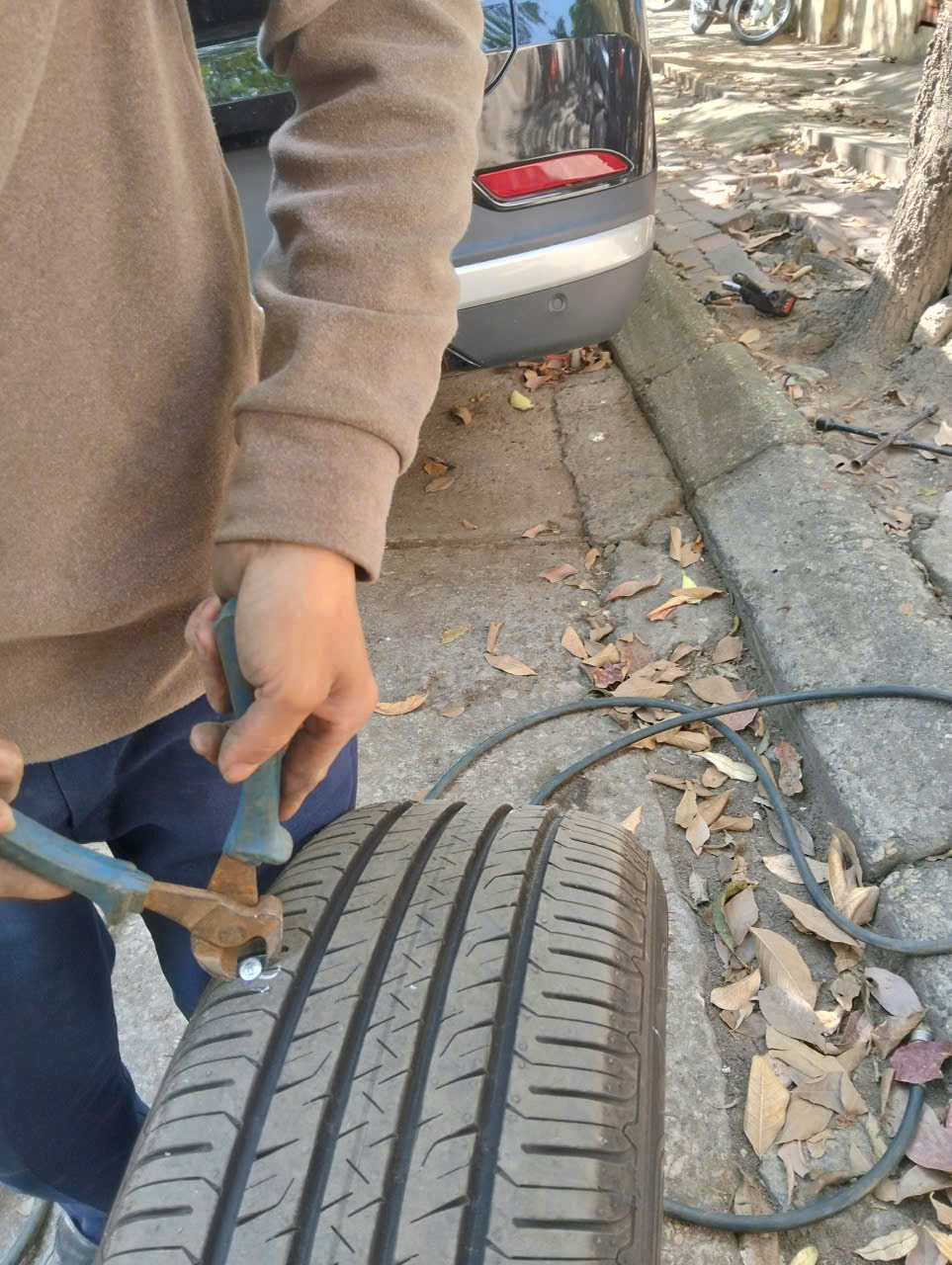 Dịch vụ vá lốp ô tô Đông Anh là lựa chọn hàng đầu cho những ai cần tiện lợi và nhanh chóng