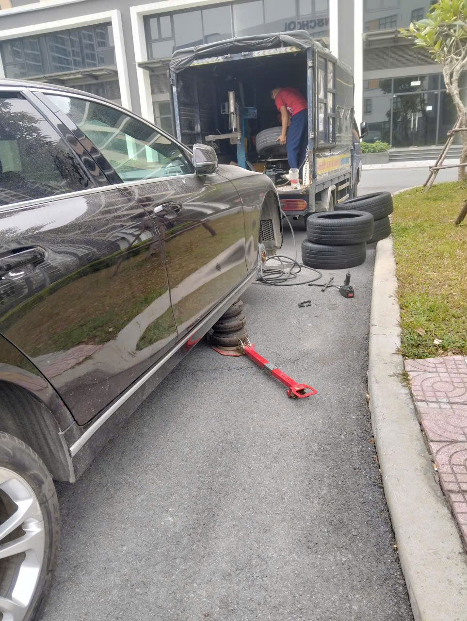 Vá lốp ô tô Hà Nội - Giải pháp nhanh gọn