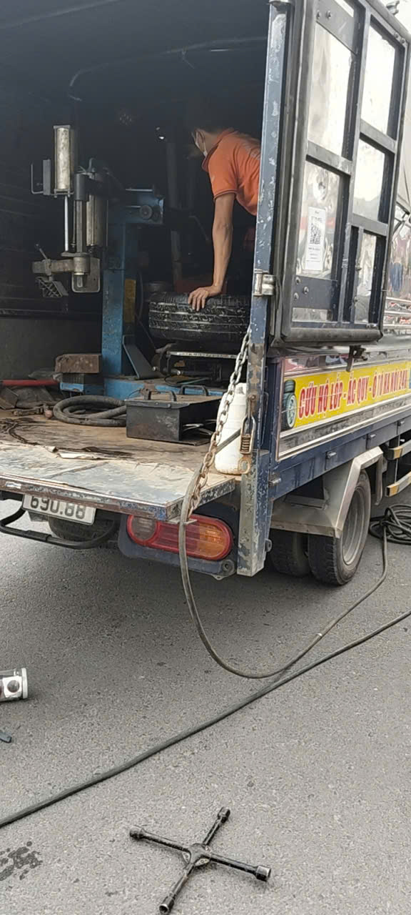 Cứu hộ lốp ô tô giá rẻ Hà Nội- Vá lốp ô tô Hà Nội