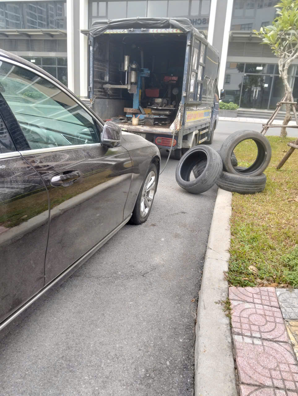 Khi gặp sự cố với lốp xe ô tô, dịch vụ cứu hộ Hà Đông là rất cần thiết